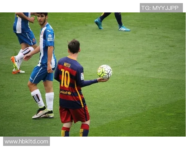 足球巨星在街头遭热烈围观引发粉丝狂潮引发媒体关注