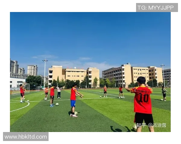 绿茵场上奔跑的背影展现球星拼搏与荣耀瞬间 绿茵场上奔跑的背影展现球星拼搏与荣耀瞬间